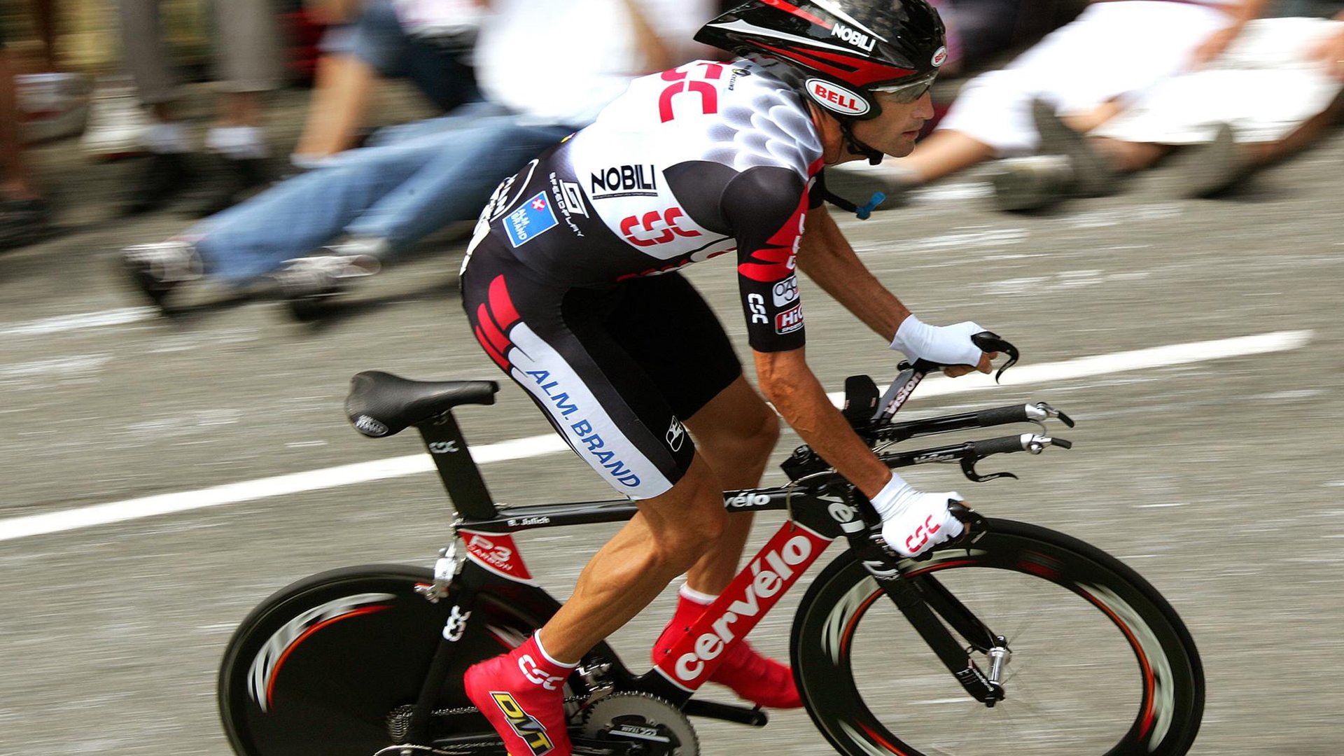 kaiyun登录入口-9岁滑板选手马泽尔在亚运村收集纪念徽章,称赞冰激凌美味。